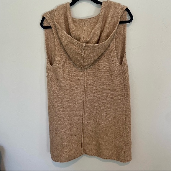 Tahari Hooded Sleeveless Sweater - Picture 4 of 5